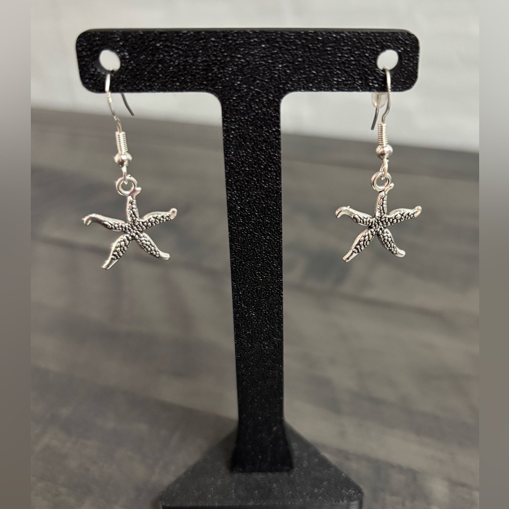 5/$25 (Pick 5 items for $25 Labeled) Silvertone Starfish Earrings